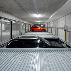 La voiture descend d'un niveau dans le système de stationnement