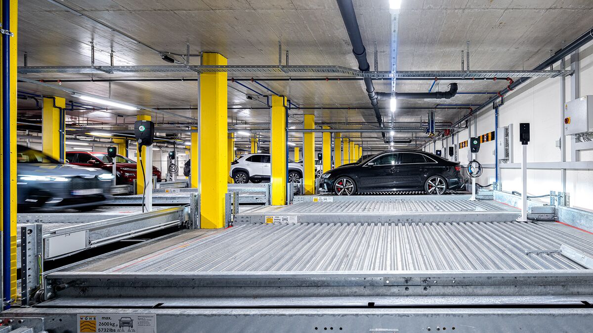 Vue de face des systèmes de stationnement avec une voiture en train de s'y engager