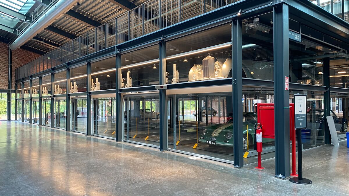 Vue latérale d'un système de stationnement semi-automatique au musée