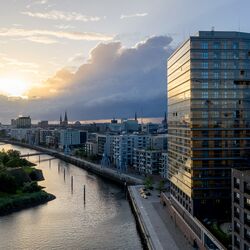 Außenansicht der Hochhauses Roots in der Hafencity in der Dämmerung