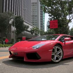 Roter Ferrari der auf der Straße in die Tiefgarage einfährt