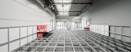 Bild des Lagersystems "AUTOSTORE" in der Produktionshalle