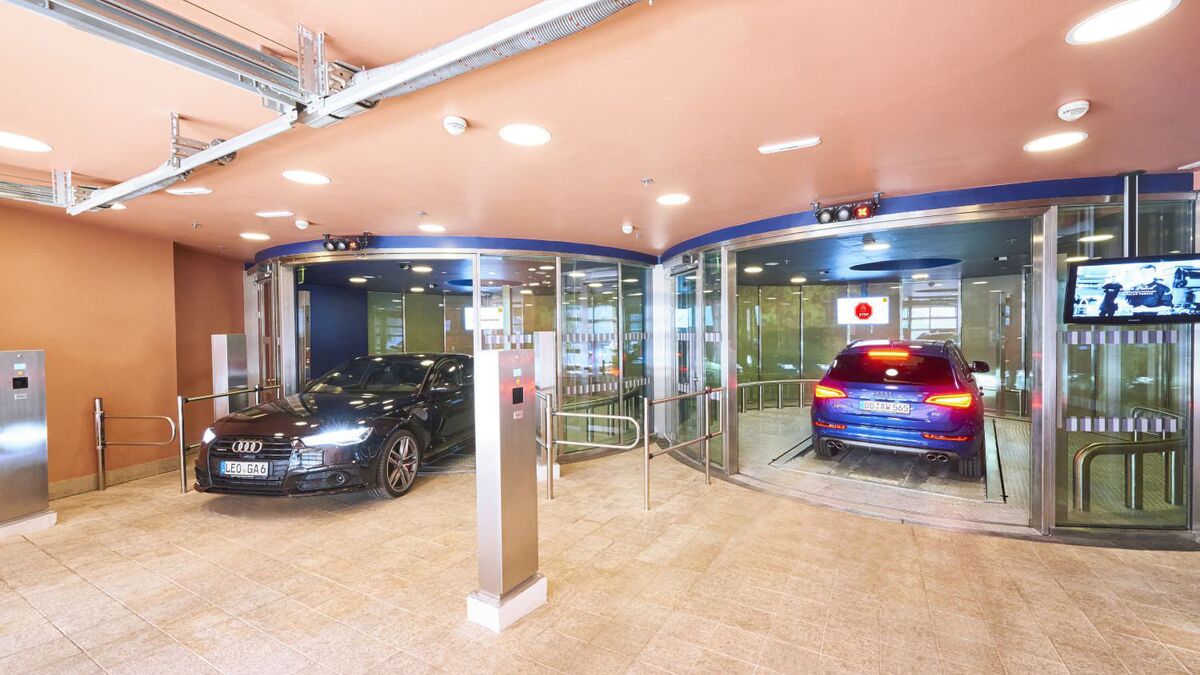 Une voiture s'engage dans un système de stationnement automatisé
