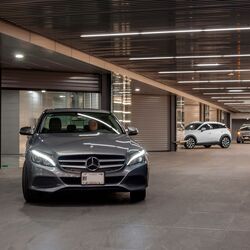 Une voiture sort d'un parking souterrain