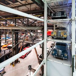 Seitliche Ansicht auf ein automatisches Parksystem im Museum