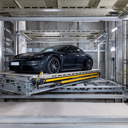 Auto steht auf der Plattform im Parksystem