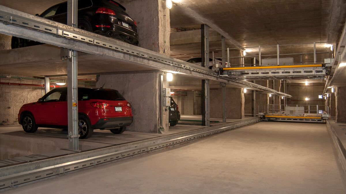 Auto steht auf einer Parkpalette in einem Regalparksystem