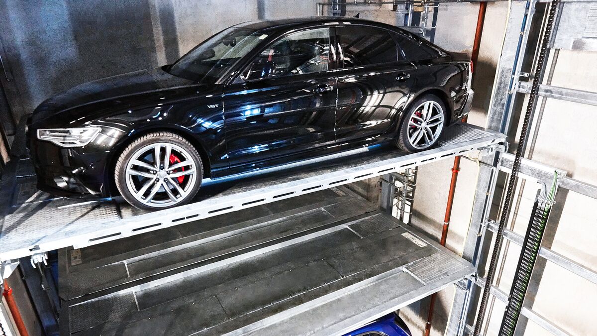 La voiture est garée dans un système de stationnement automatisé