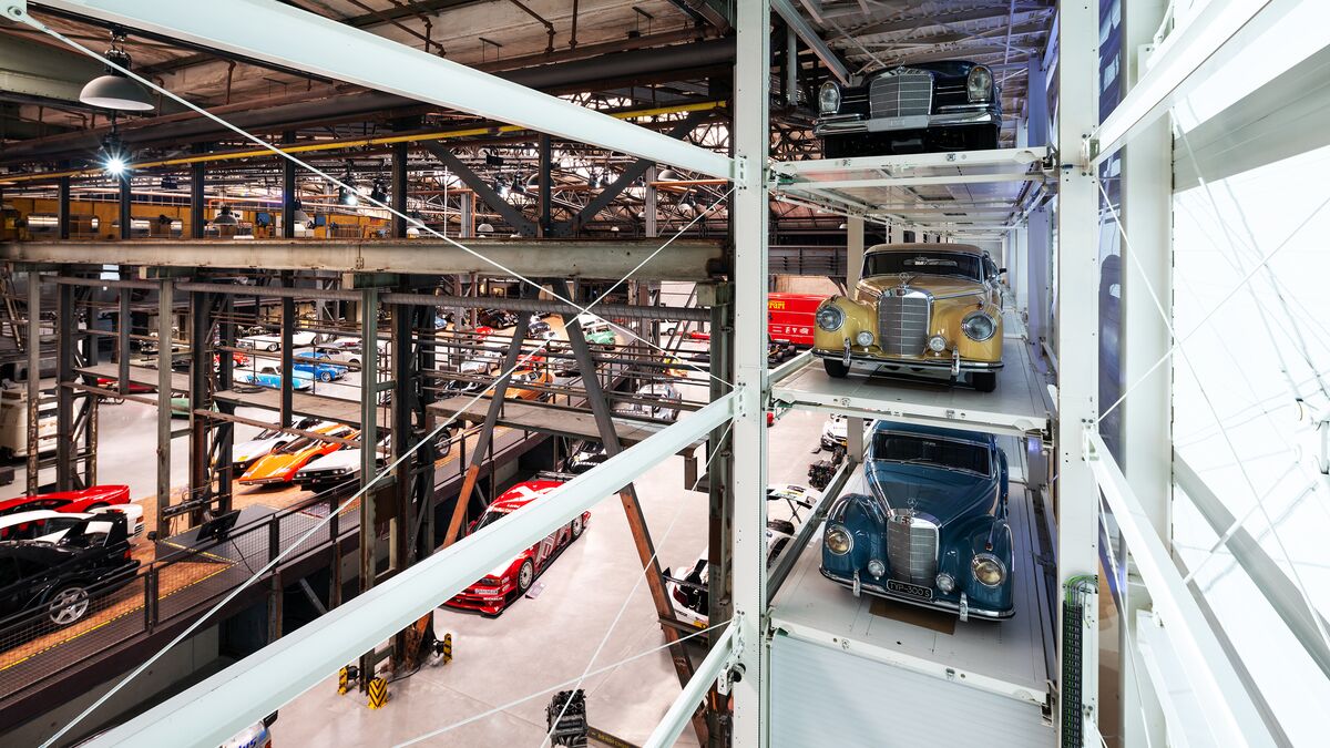 Seitliche Ansicht auf ein automatisches Parksystem im Museum