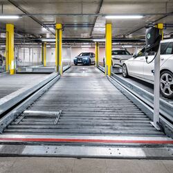 La voiture entre dans le système de stationnement