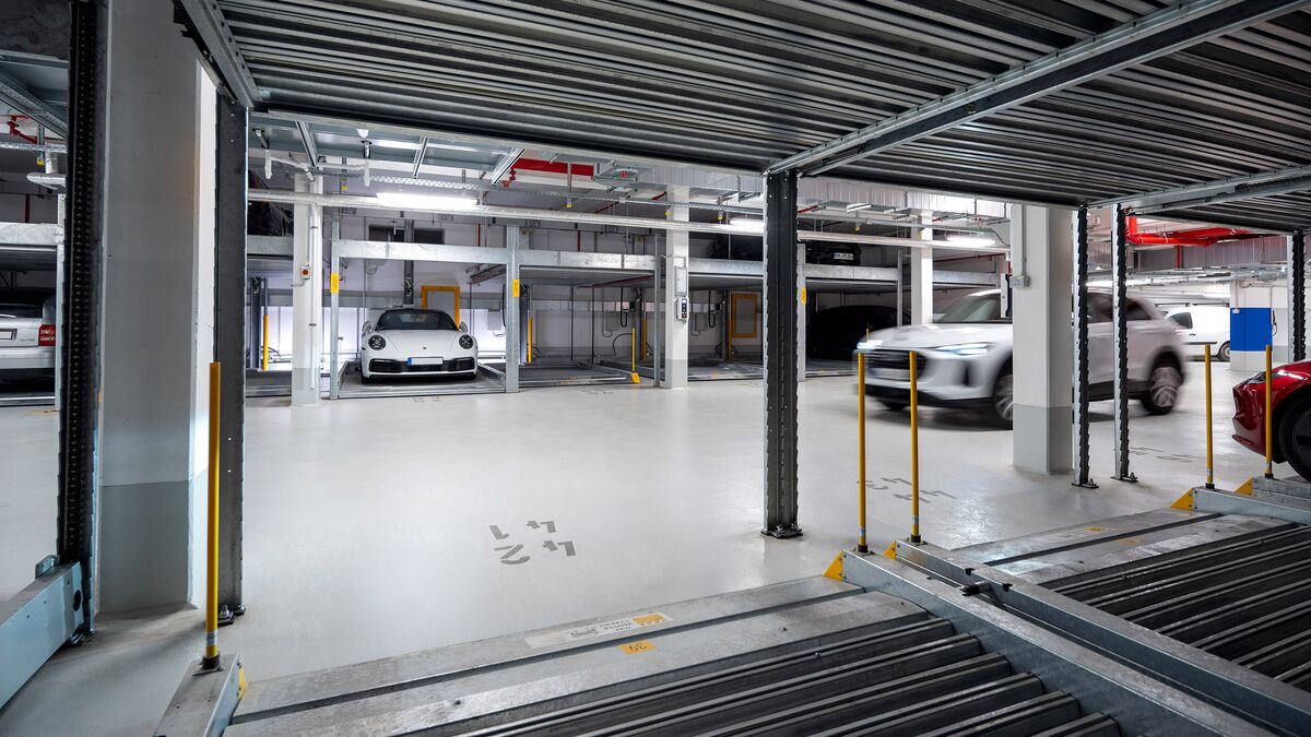 Ansicht aus dem Parksystem heraus mit Blick in die Fahrgasse der Tiefgarage