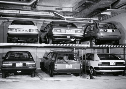 Bild eines Parksystemes mit übereinander gestapelten Autos