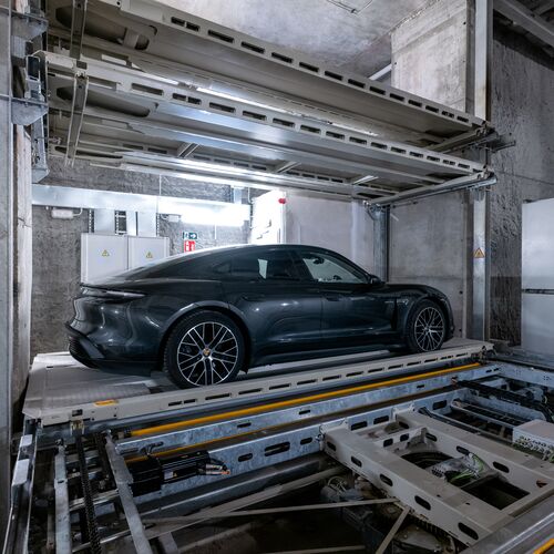 Auto auf einer Parkpalette in einem Parksystem