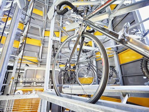 Fahrrad auf einer Radschiene in einem automatischen Fahrradparksystem