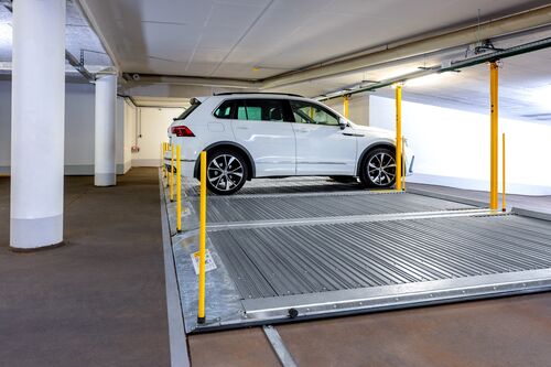 Auto steht auf einer Parkplatte in einer Tiefgarage