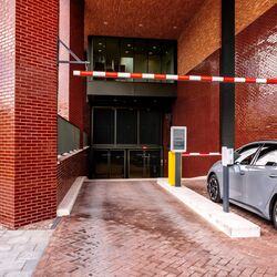 Veicolo in ingresso nell’impianto di parcheggio. Il terminale di accesso rileva la targa e gestisce automaticamente l’autorizzazione di accesso.