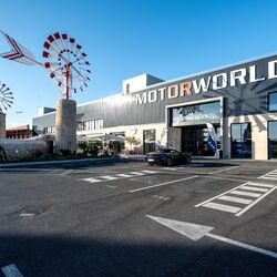 Außenansicht der Motorworld Mallorca mit dem davorgelegenen Parkplatz