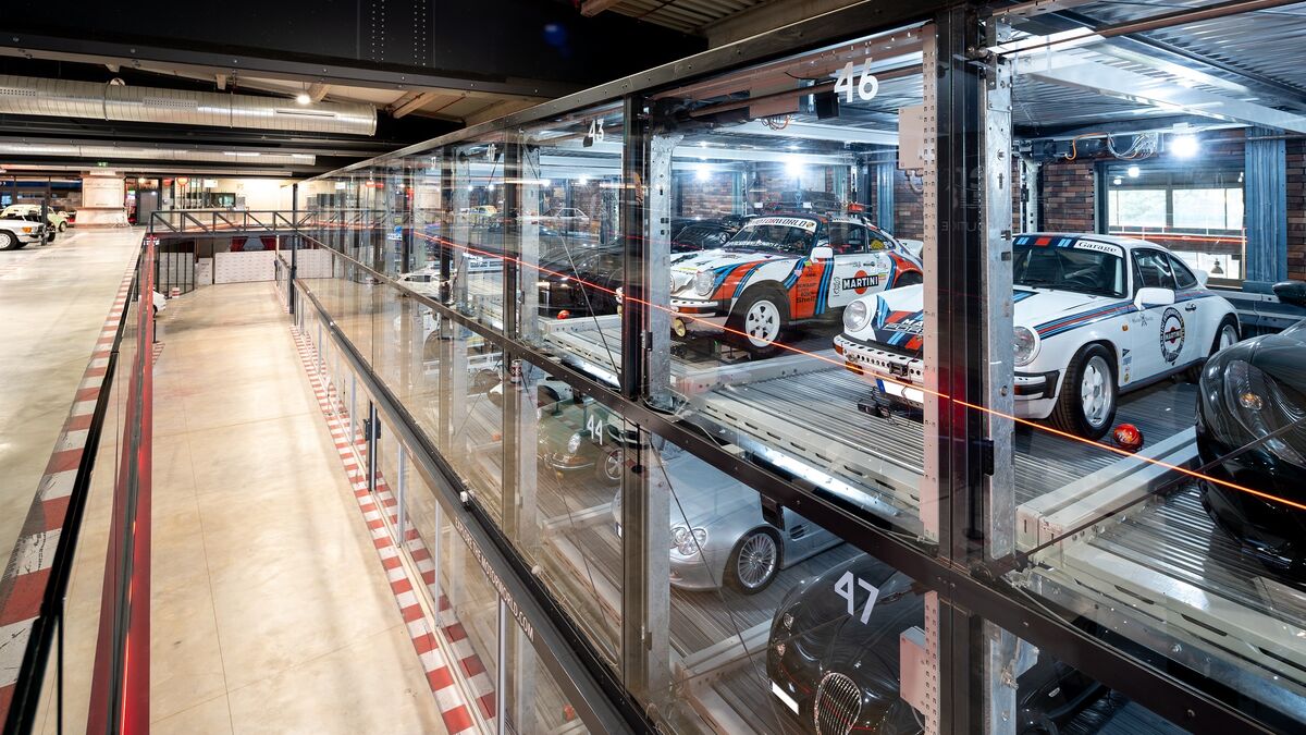 Das Parksystem in der Motorworld in Mallorca in der Schrägansicht mit Autos