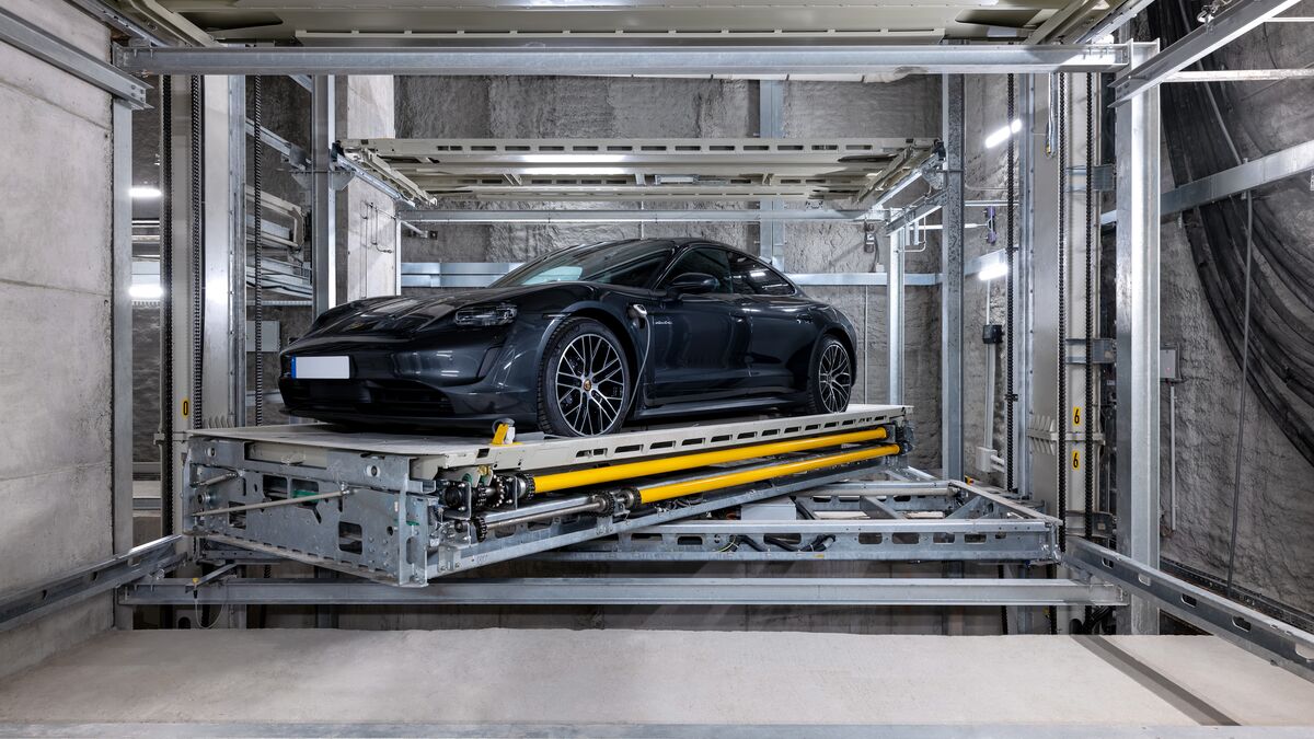 Auto steht auf der Plattform im Parksystem