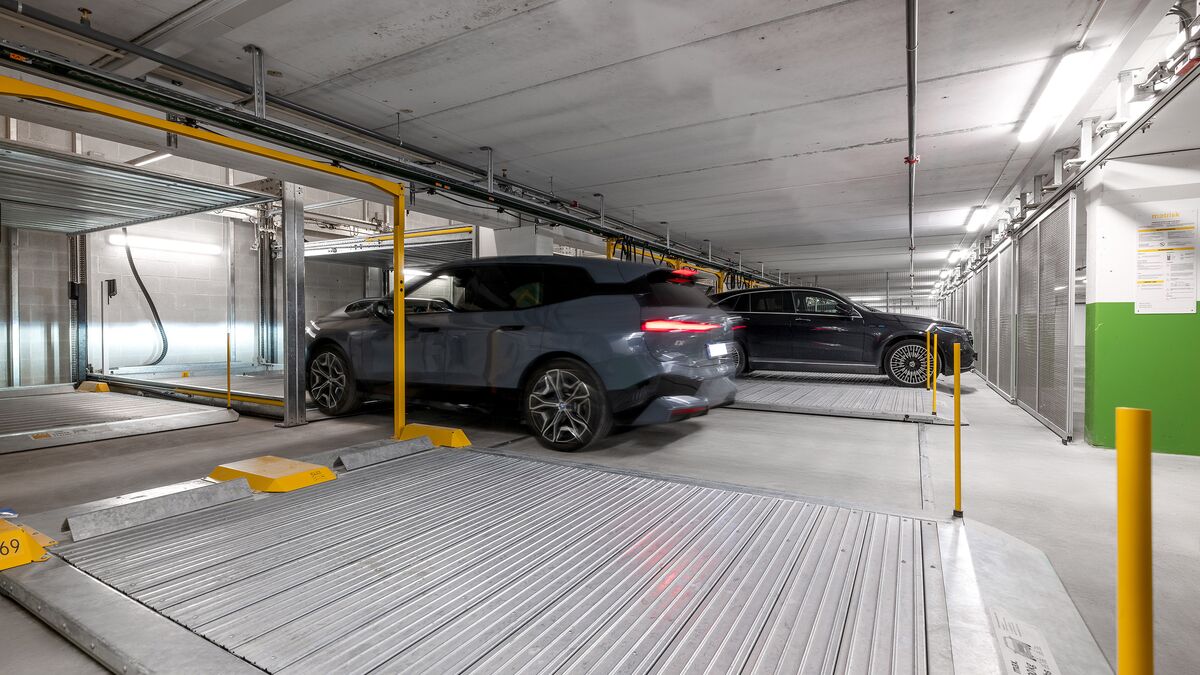 Ein Fahrzeug fährt auf die Plattform des WÖHR Combilift 552, während im Vordergrund die Parkplatten 601 zu sehen sind.