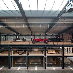 Museum mit Parksystem in dem Autos und Oldtimer geparkt sind