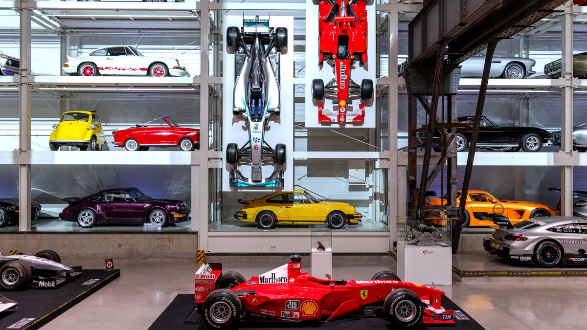 Regal an der Wand voller Autos in einem Museum
