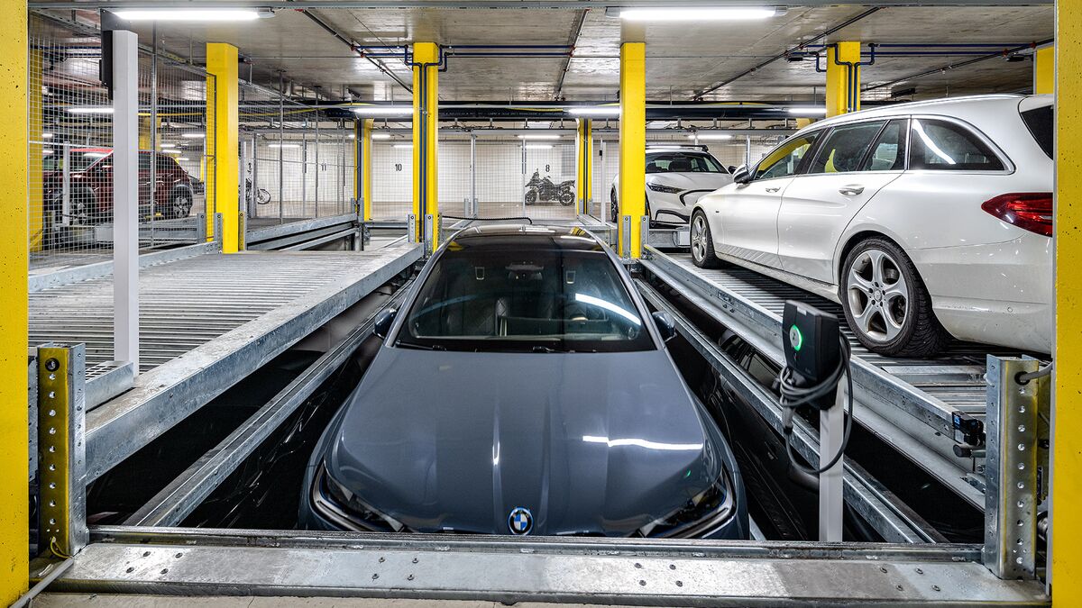 Dans le système de stationnement, la voiture s'abaisse jusqu'à la position de stationnement