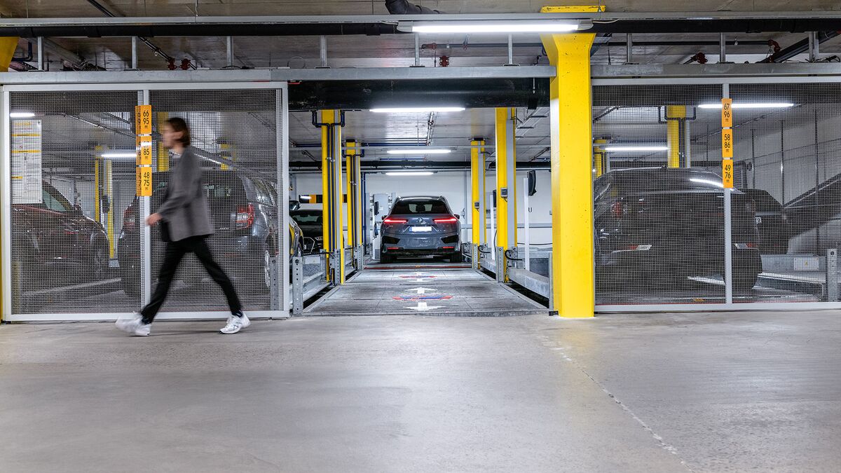 Vue de face du système de stationnement, dans lequel une voiture est garée sur une place de stationnement