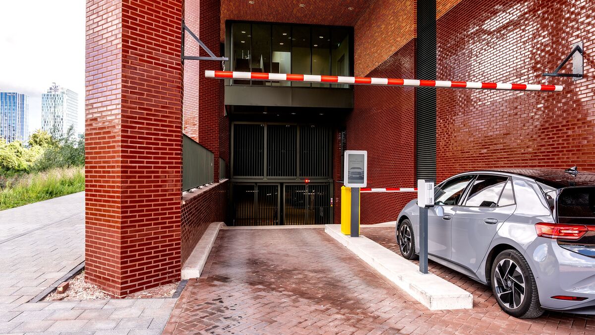 Veicolo in ingresso nell’impianto di parcheggio. Il terminale di accesso rileva la targa e gestisce automaticamente l’autorizzazione di accesso.