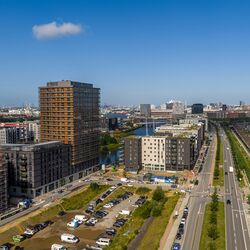 Außenansicht der Hochhauses Roots in der Hafencity bei Tageslicht