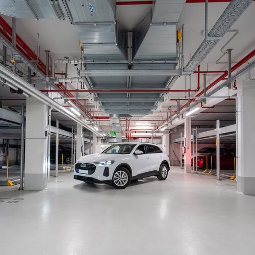 Auto steht in der Fahrgasse der Tiefgarage zwischen zwei Combilift-Systemen