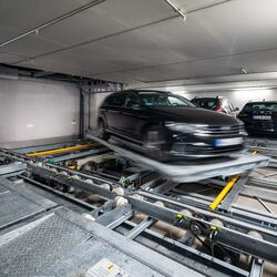 Auto auf der Parkpalette wird gedreht