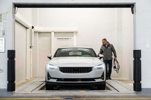 L’image montre la zone de transfert d’un système de stationnement automatisé où le véhicule est garé par le conducteur.