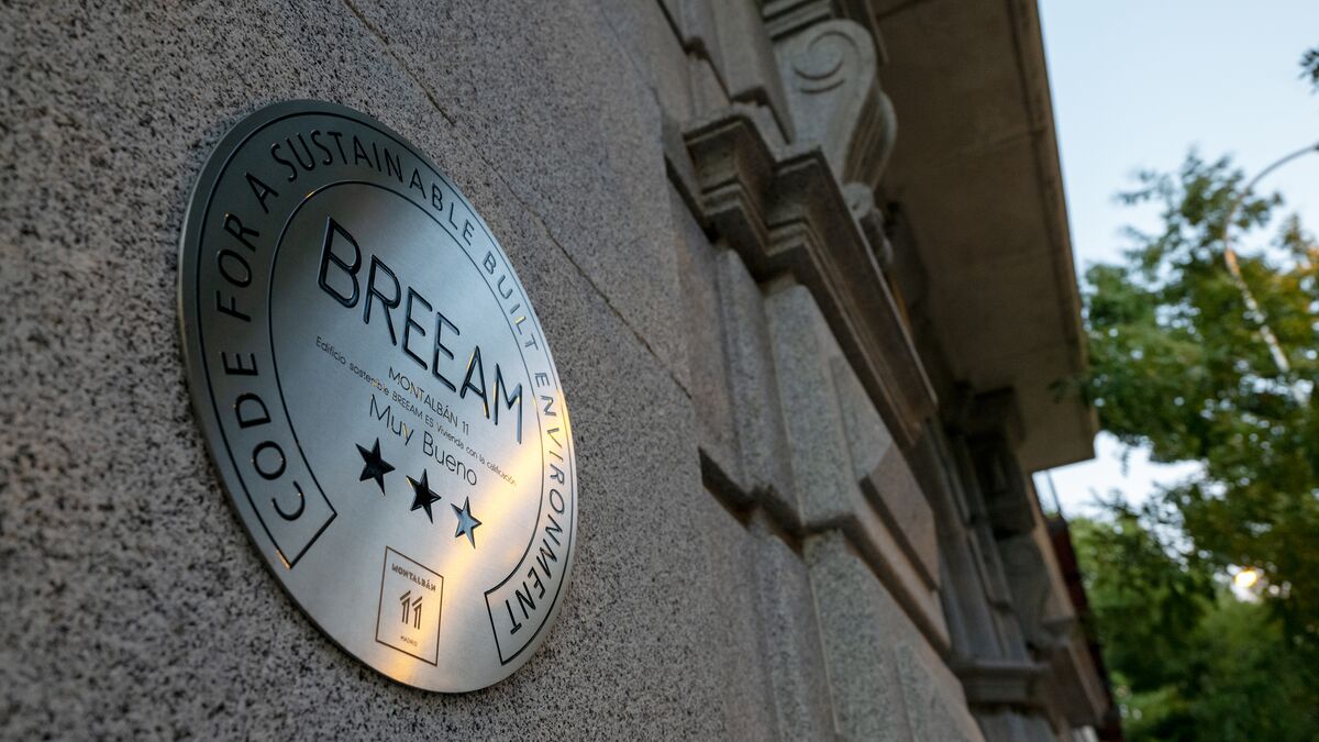 Plakette der BREEAM-Zertifizierung an einer Hauswand
