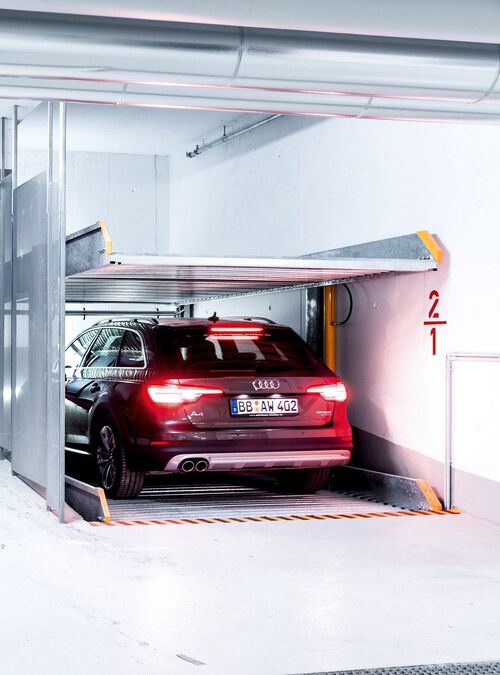 Vue de face du système de stationnement, dans lequel une voiture est garée sur une plate-forme