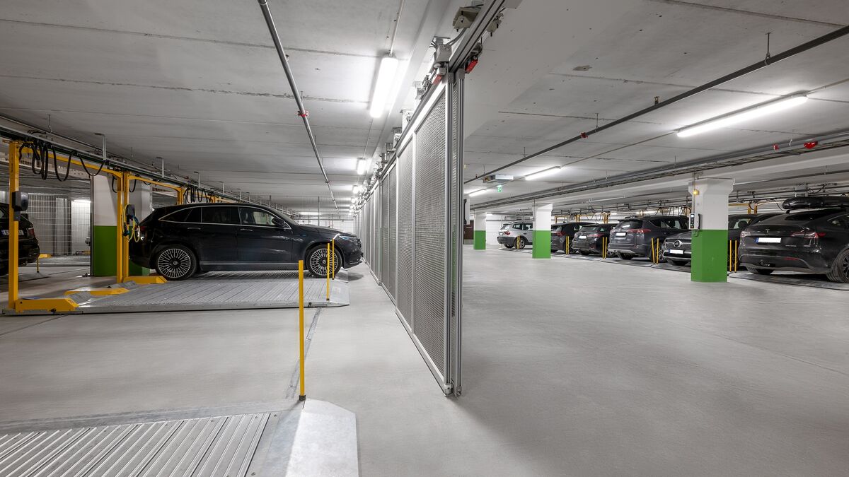 WÖHR Parkplatte 601 in einer Tiefgarage mit mehreren Fahrzeugen auf verschiebbaren Parkplattformen zur optimalen Nutzung des verfügbaren Parkraums.