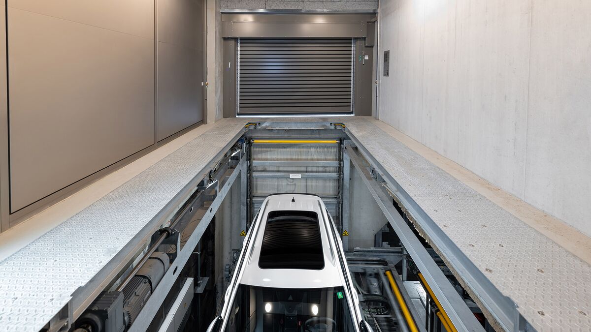 La voiture descend dans le parking souterrain