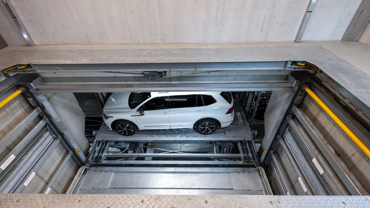 Les voitures sont garées dans un système de stationnement