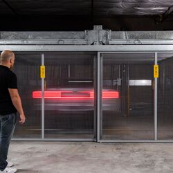 Das Auto wird in dem Parksystem verschoben