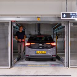 Consegna del veicolo sulla piattaforma di trasferimento del WÖHR Combilift 542/543 prima dello stoccaggio automatico nel sistema di parcheggio.