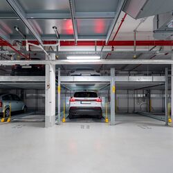 Frontalansicht auf das Parksystem, in dem ein Auto auf einer Parkplatt parkt