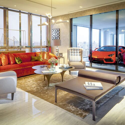 Das Wohnzimmer einer Wohnung mit den geparkten Autos in der Skygarage