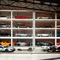 Regal an der Wand voller Autos in einem Museum