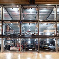 Parksystem in der Motorworld Mallorca mit Autos im Quadrat in Glasboxen geparkt