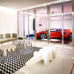 Die Ansicht aus dem Wohnzimmer mit dem Auto in der Skygarage im Hintergrund