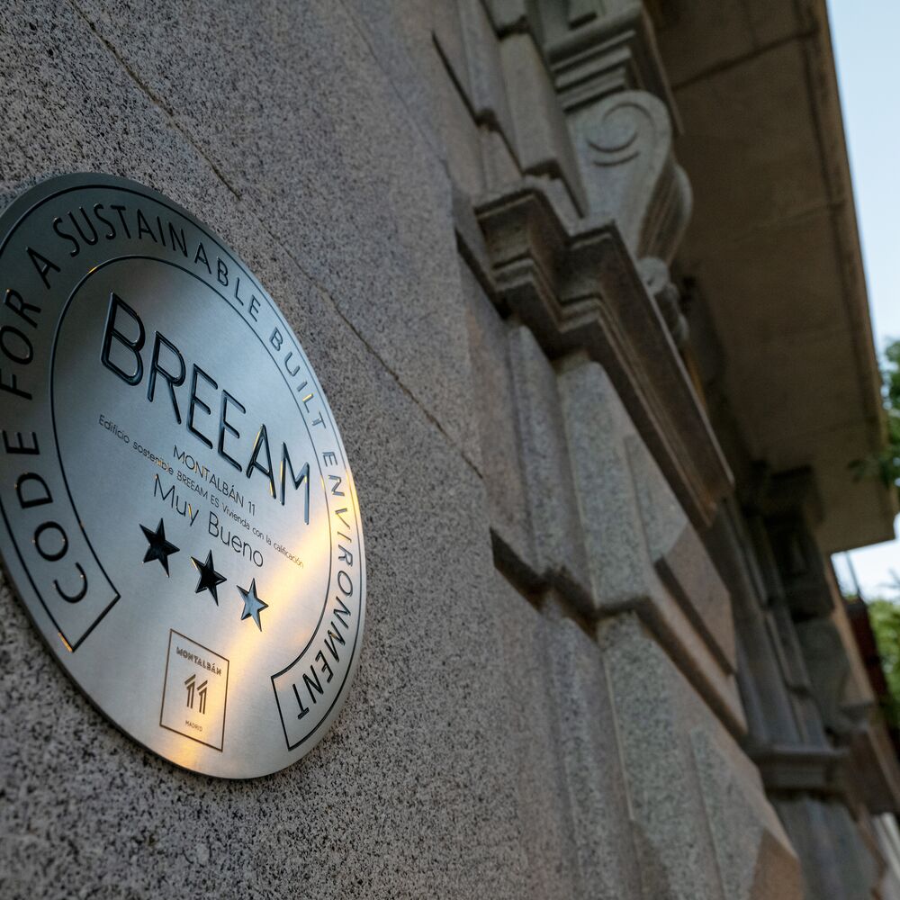 Plakette der BREEAM-Zertifizierung an einer Hauswand