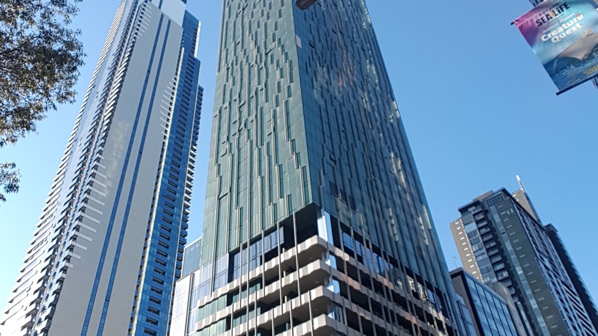 Außenansicht des Gebäudes Shadow Play in der Innenstadt von Melbourne