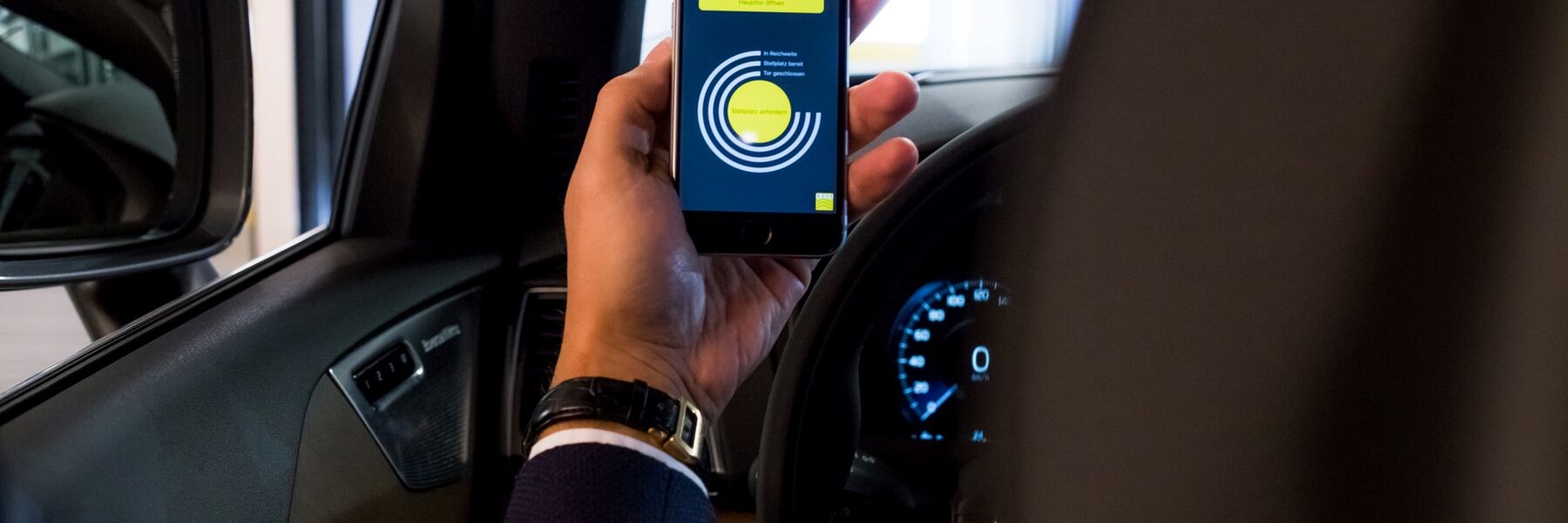 Person hält Handy mit geöffneter App hoch