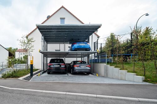 Ausgefahrenes Parksystem mit drei parkenden Autos übereinander