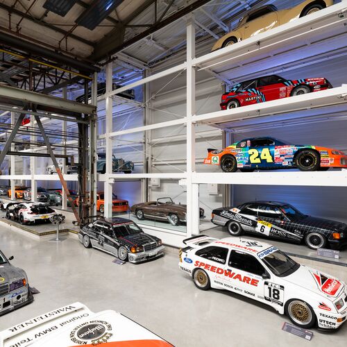 Regal an der Wand voller Autos in einem Museum